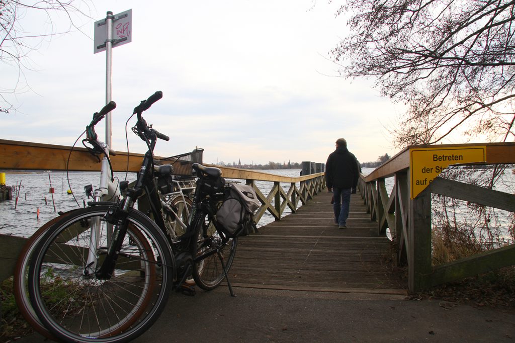 Der Steg an der Eisenbahnbrücke in Werder (H.)